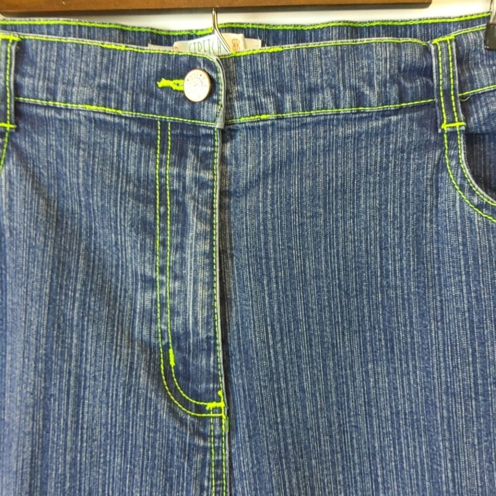 Bill Blass stretch capris with green gingham cuffs - Picture 3 of 11